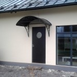ovilipat, ovikatokset, sadekatokset suojaavat ulko oven vairuoitumasta. Metali rakenteiset ruukin peltilevyllä valmistetut kestävä metallirakenteinen ovikatos